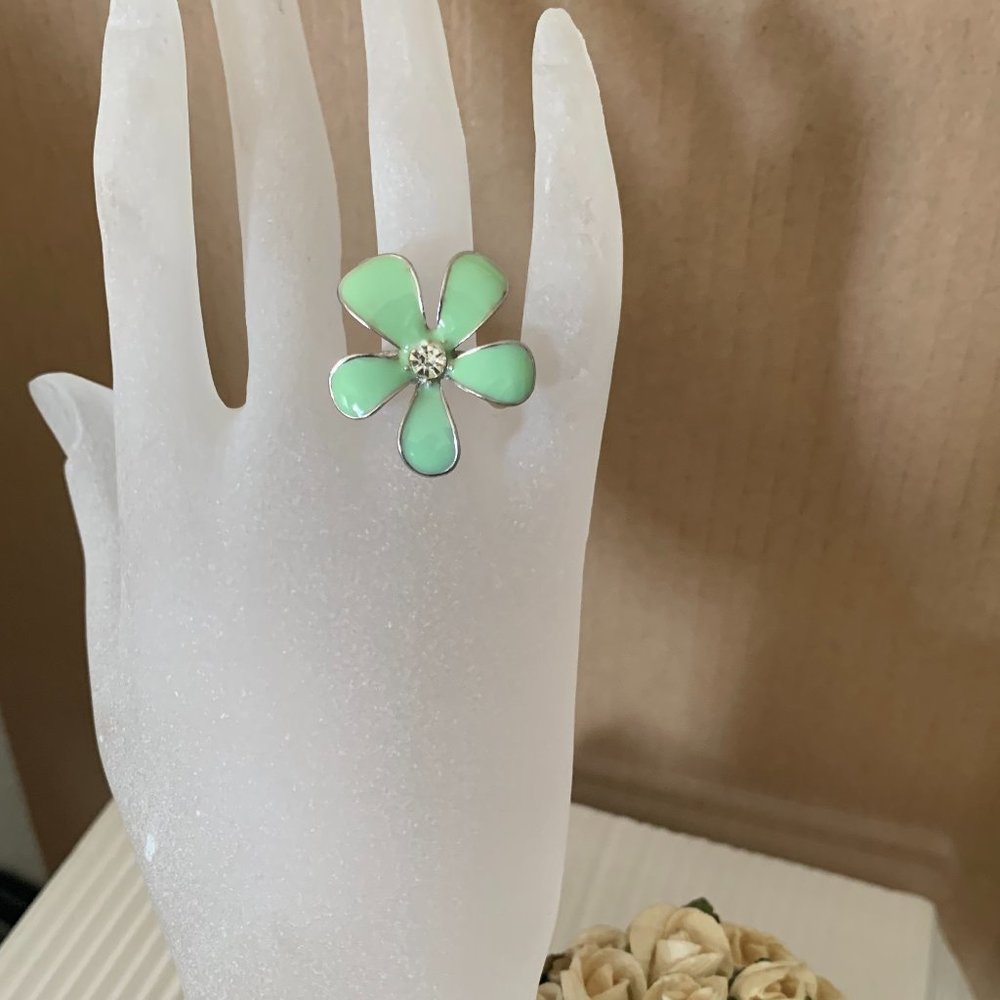 NWOT Size 8 Green Enamel Flower Ring